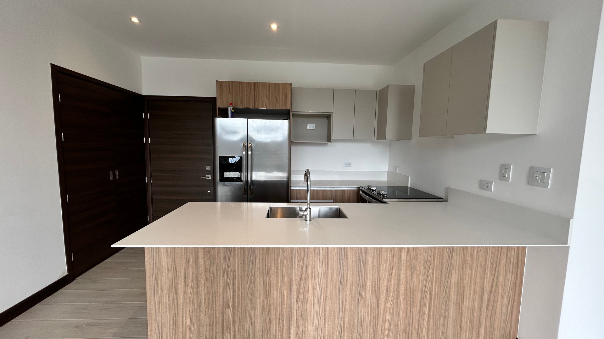 Edificio Spazio, Zona 15. Apartamento en Alquiler