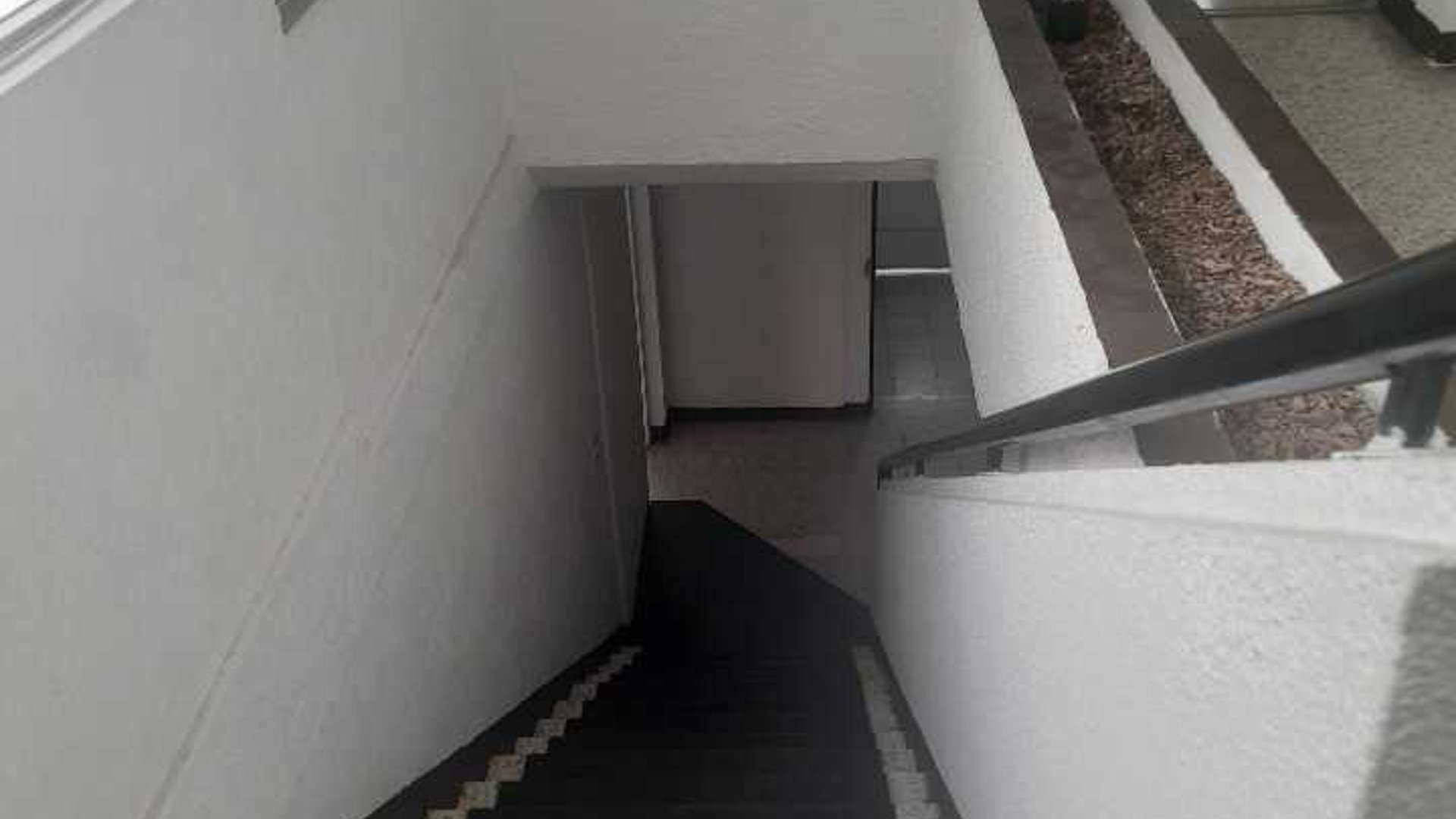 Renta Casa Zona 10, A pocos metros de Hospital Centro Medico - Miniatura 3