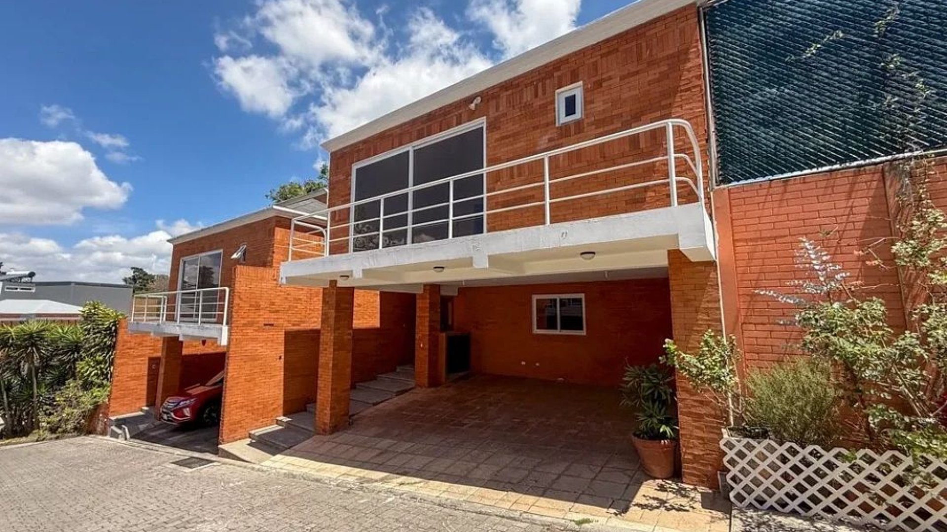 CASA EN VENTA O RENTA | LA EXPLANADA CAYALÁ, ZONA 16