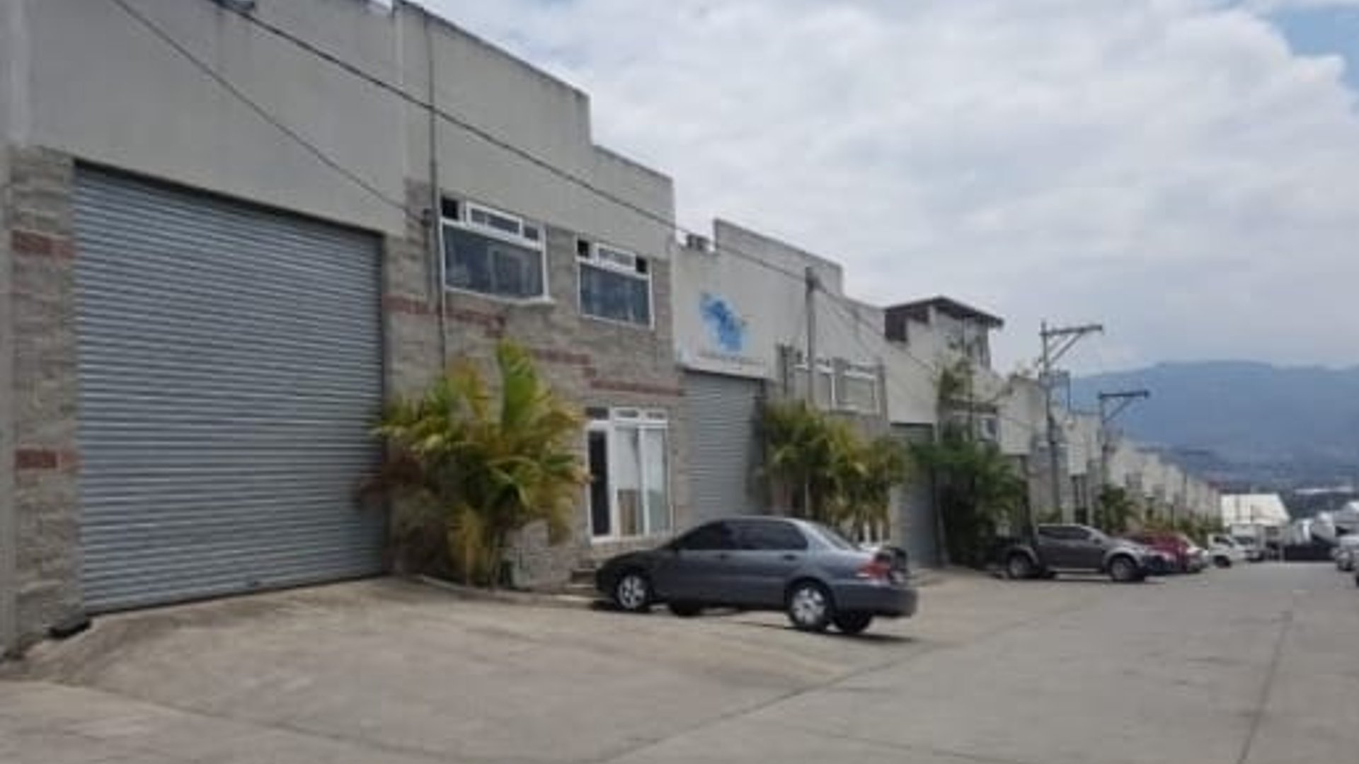 Preciosa Bodega En Alquiler En Zona 21,Al final de la  Atanasio - Miniatura 2