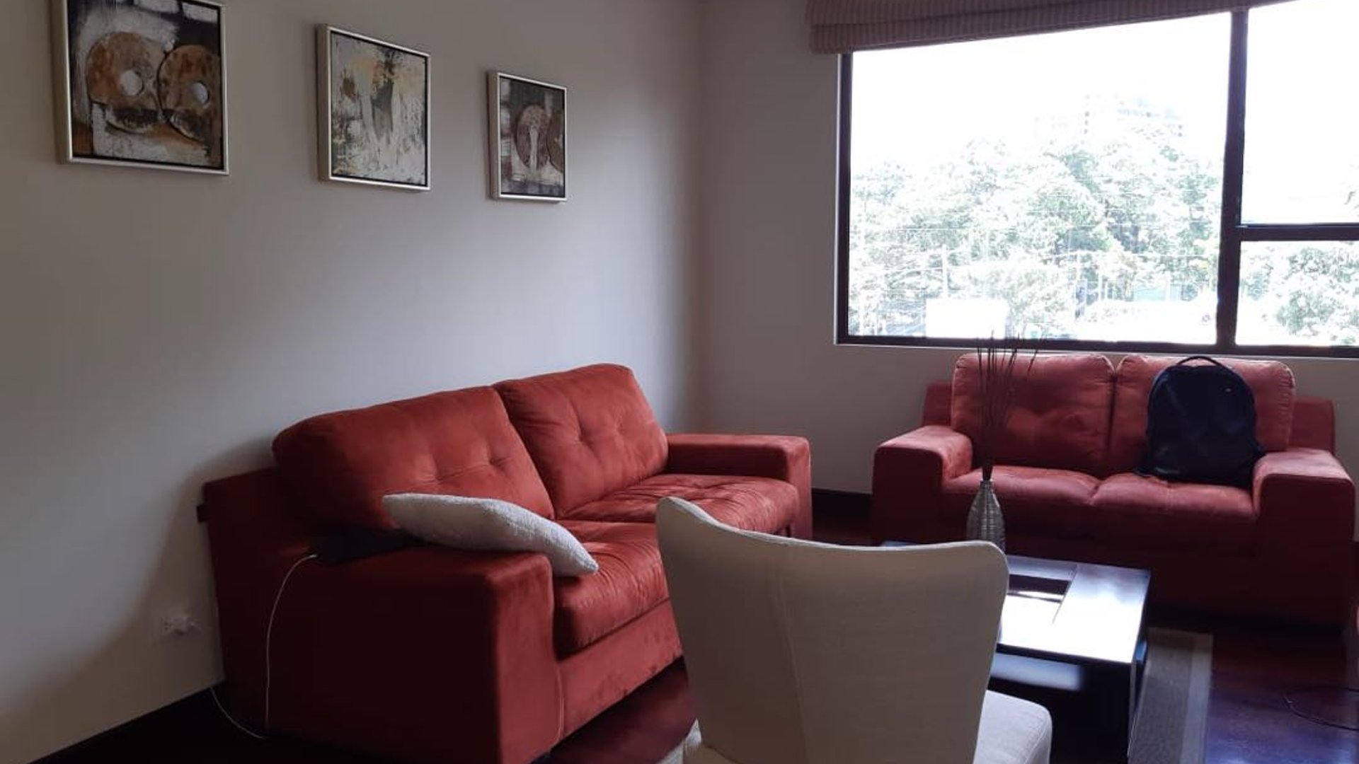 Apartamento amueblado de 2 hab en alquiler Santa María zona 10 - Miniatura 3