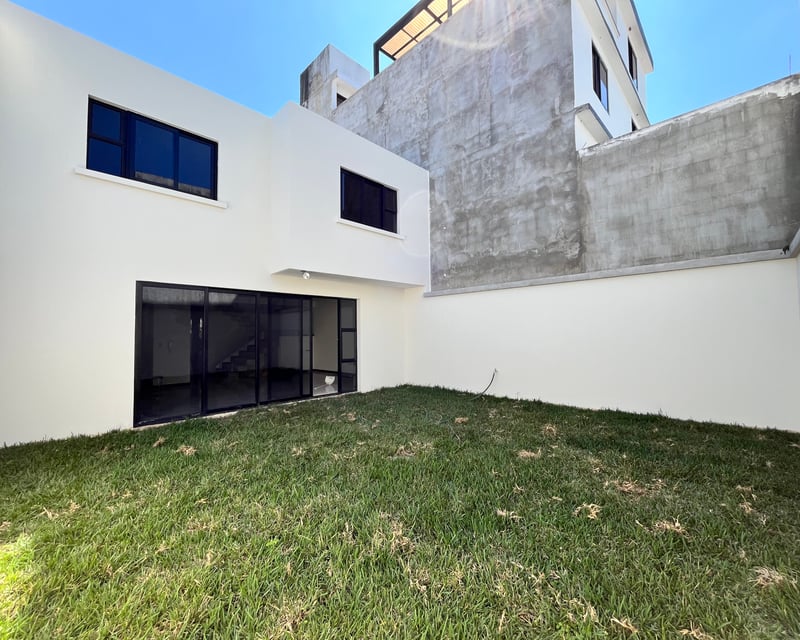 Casa nueva en venta de 4 habitaciones Hacienda Real zona 16