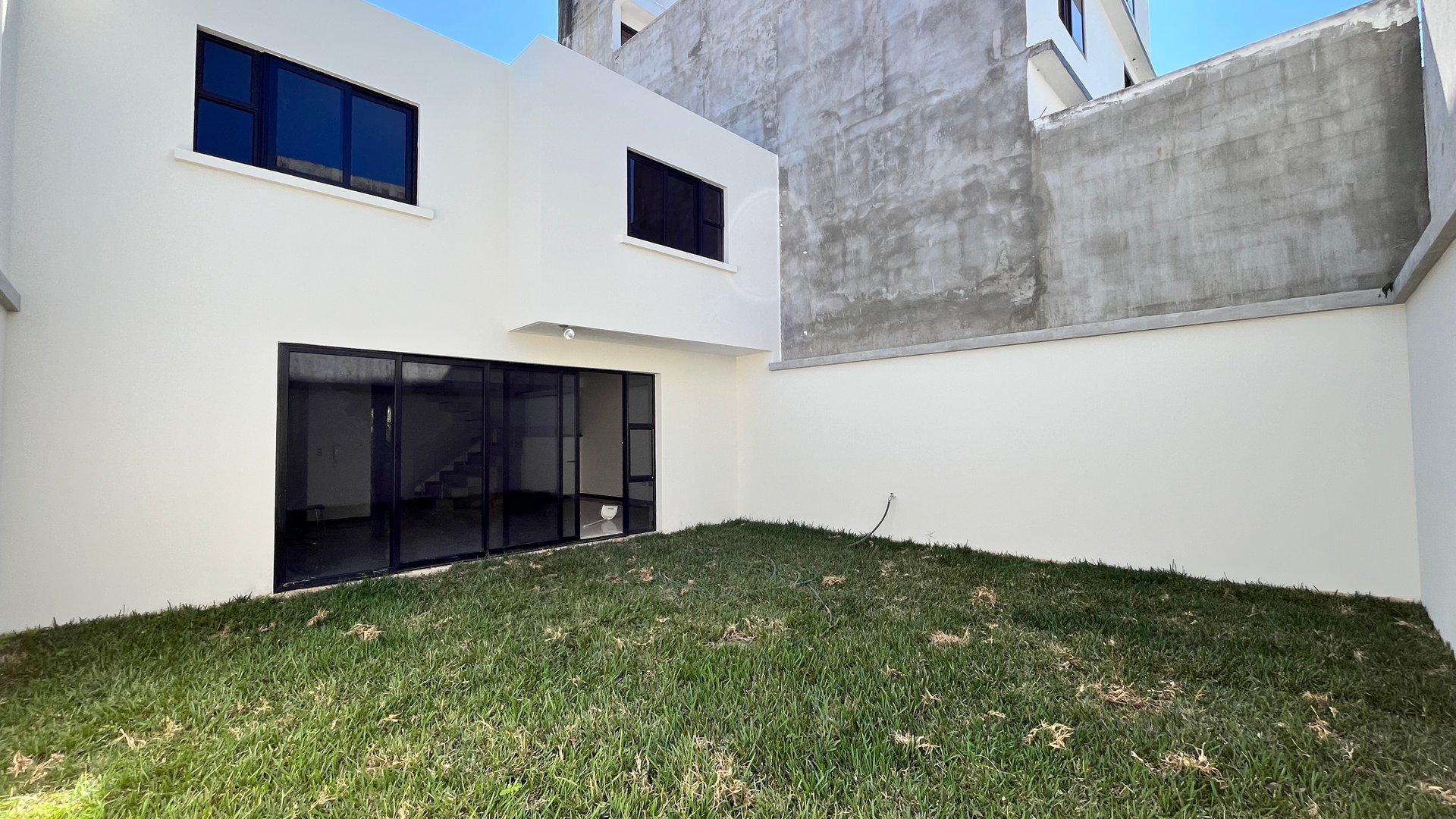 Casa nueva en venta de 4 habitaciones Hacienda Real zona 16