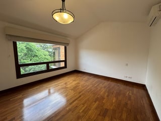 EXCLUSIVA CASA EN ENCINOS DE CAYALA III Zona 16 | 3 Niveles - Image 2