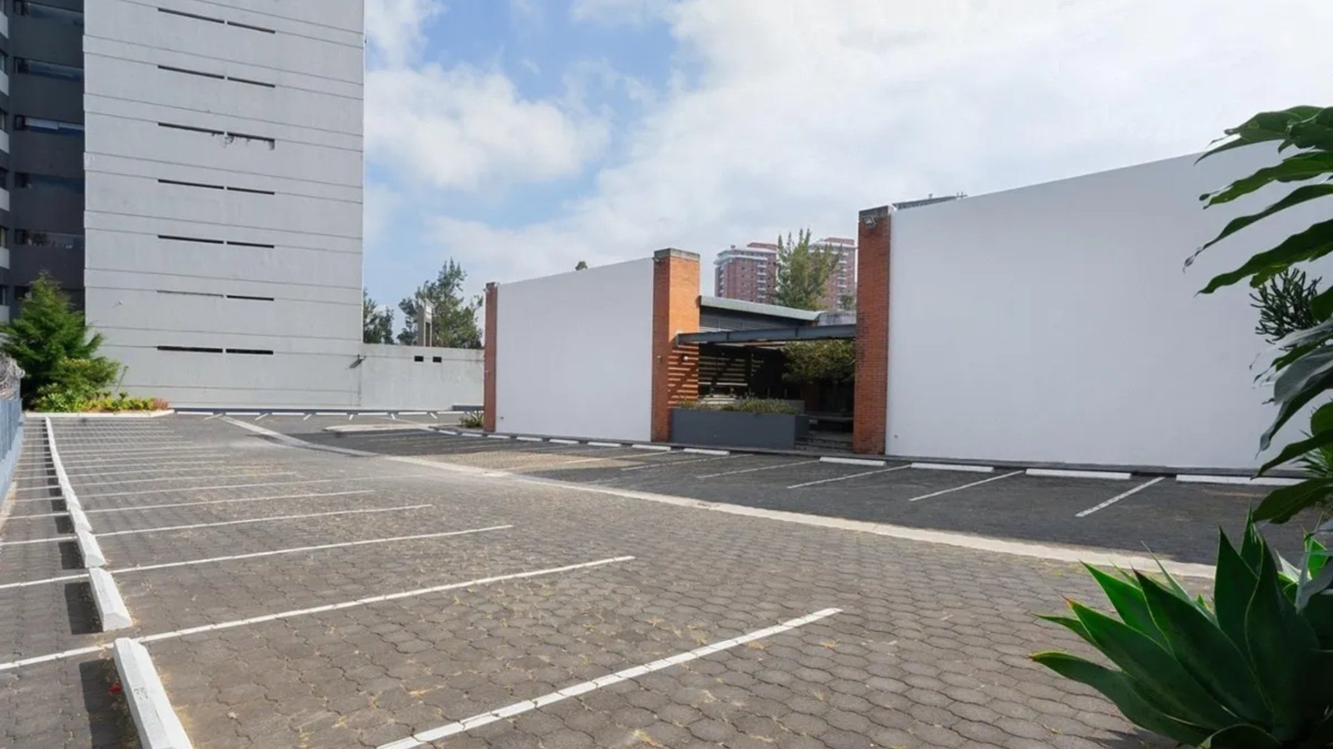 Edificio en Renta o Venta en Zona 15 - Miniatura 14