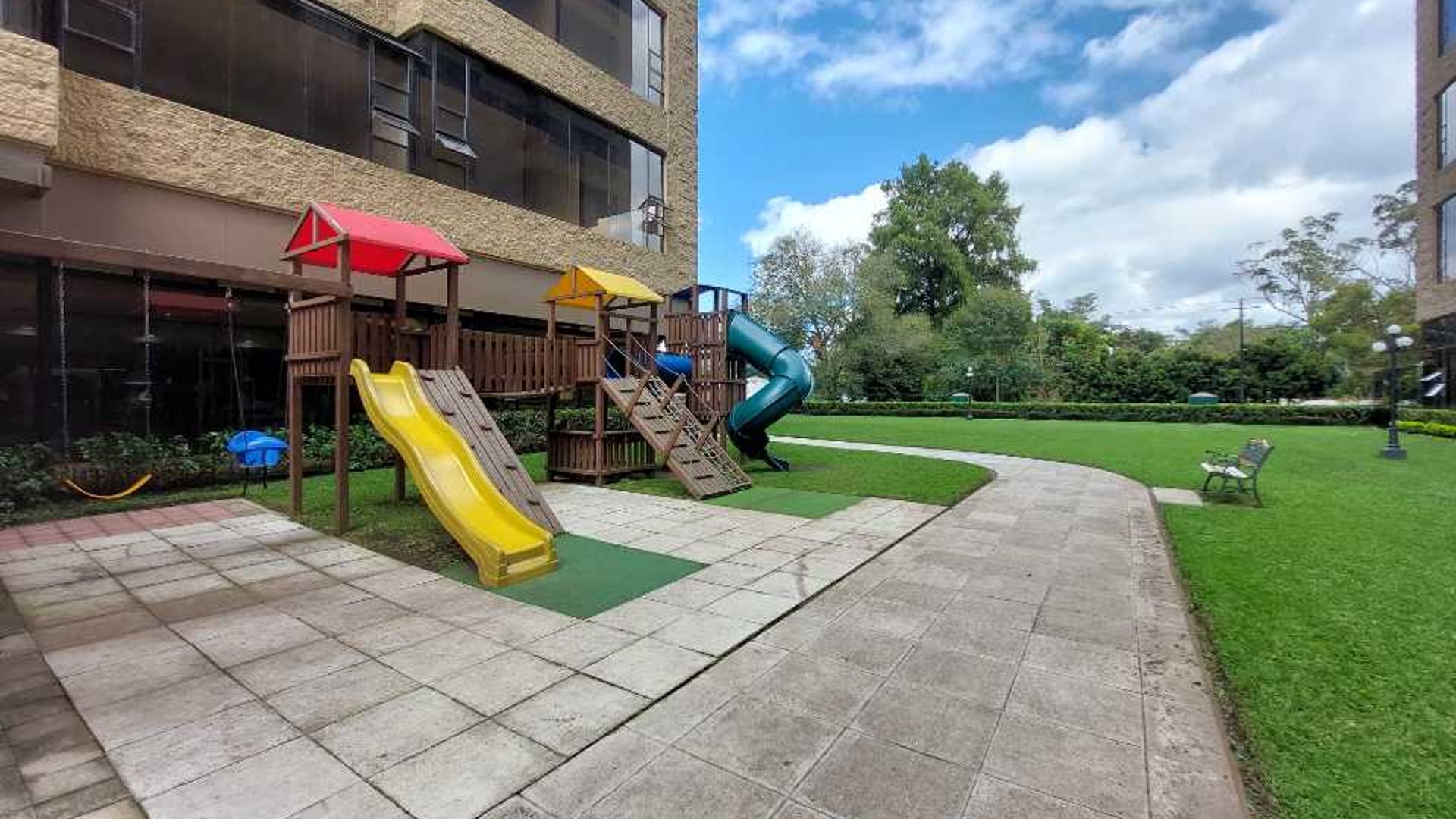VENDO/ALQUILO APARTAMENTO EN MILENIA ZONA 10 DE 3 DORMITORIOS - Miniatura 16