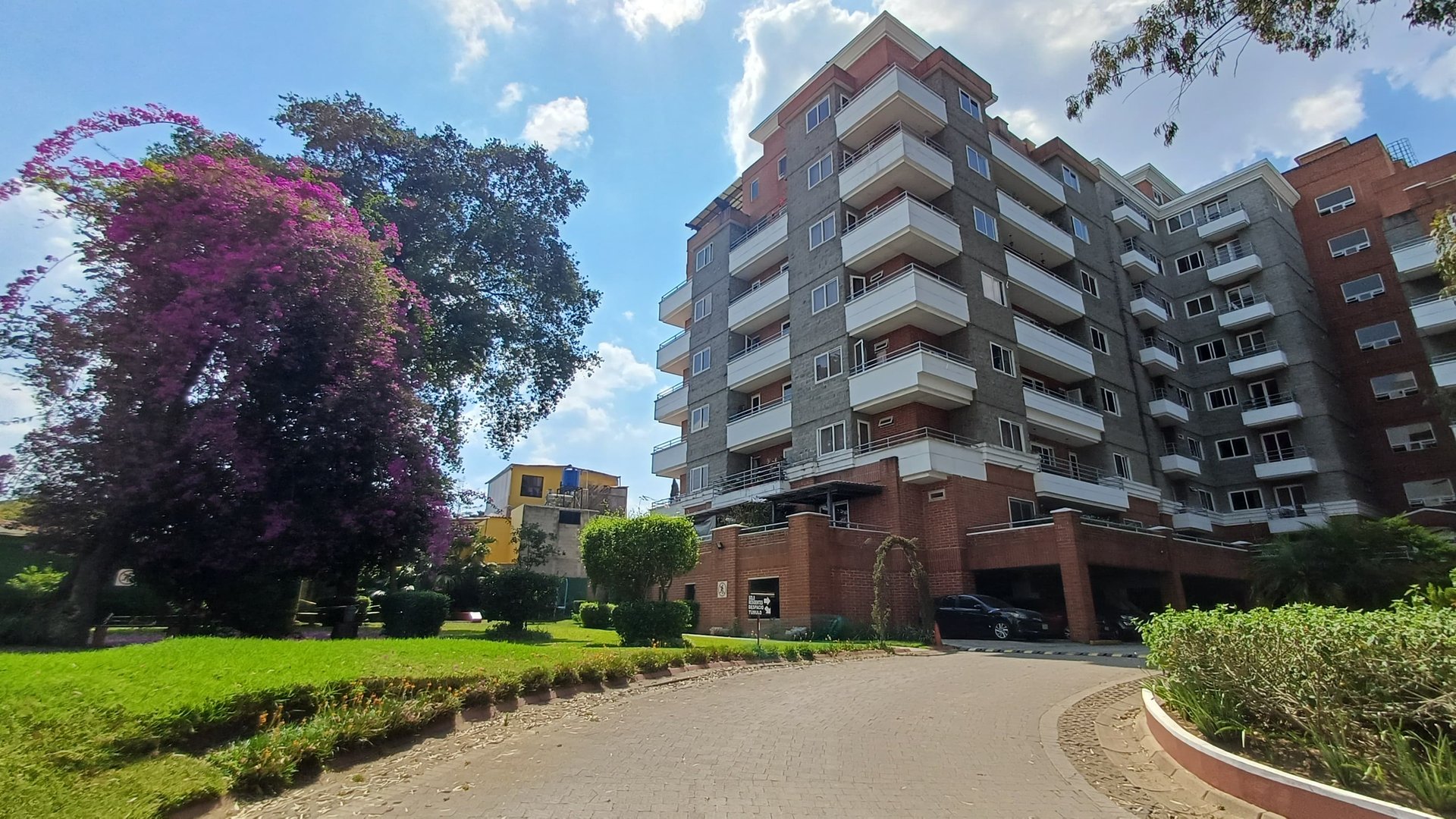 Amplio Apartamento en Venta - Zona 7, Ciudad de Guatemala