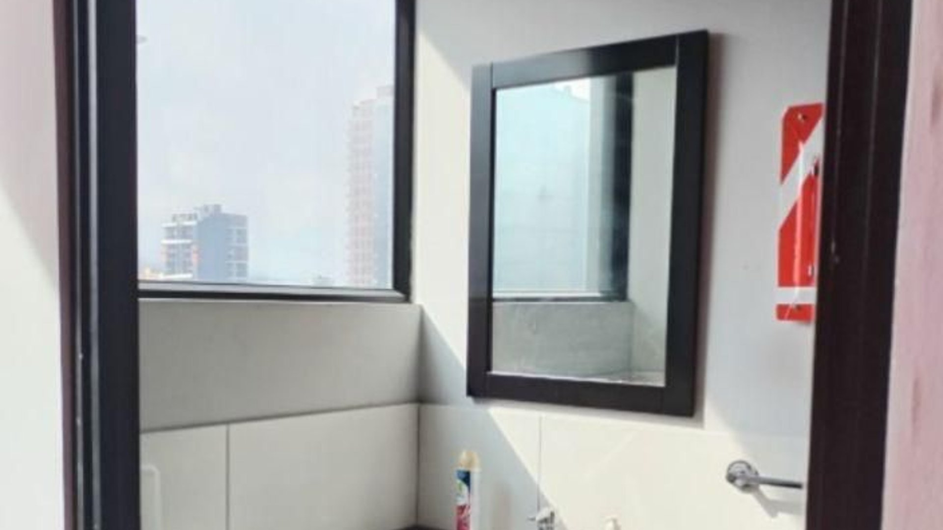Oficina Premium Equipada de 75m² en Design Center Zona 10 - Miniatura 5