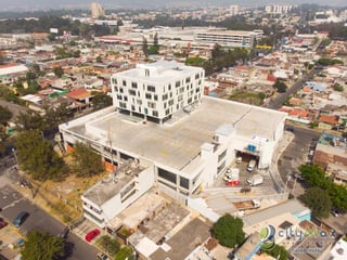 Oficina en renta en zona 7 sobre Calzada San Juan - Image 1