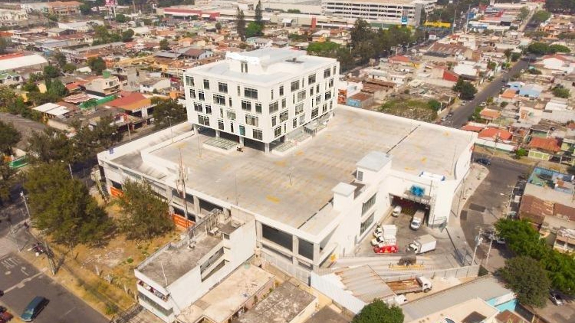 Oficina en renta en zona 7 sobre Calzada San Juan