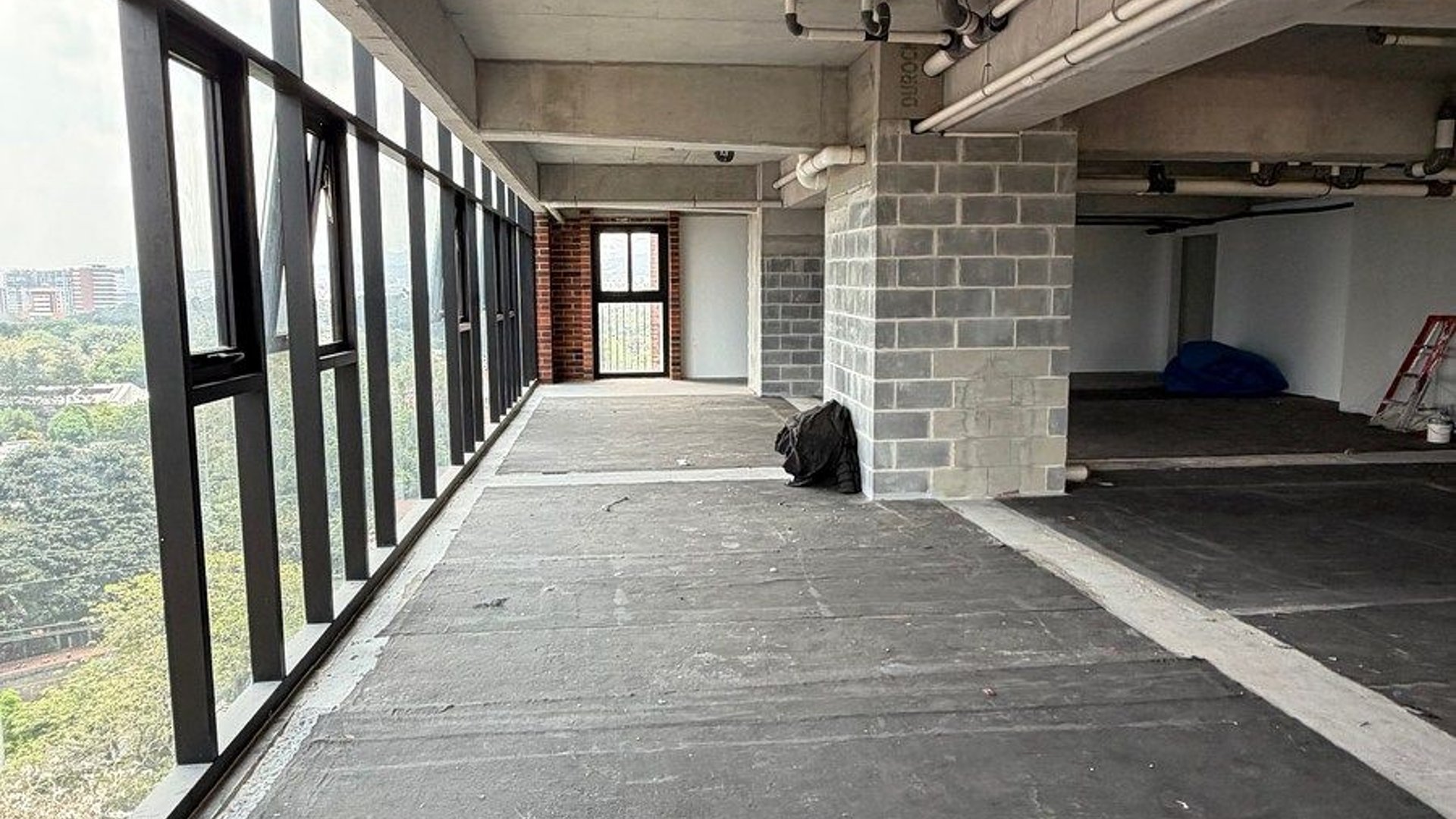 Oficinas en venta Zona 10 Guatemala con parqueos y bodegas - Miniatura 2