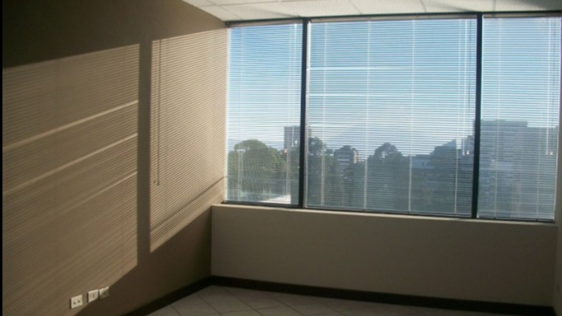 Venta de oficina en Europlaza zona 14 Ref-5643 - Miniatura 3