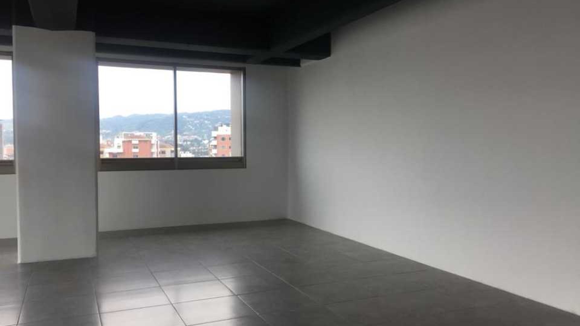 Vendo Oficina en Zona 10 Edificio Pialé - Miniatura 5