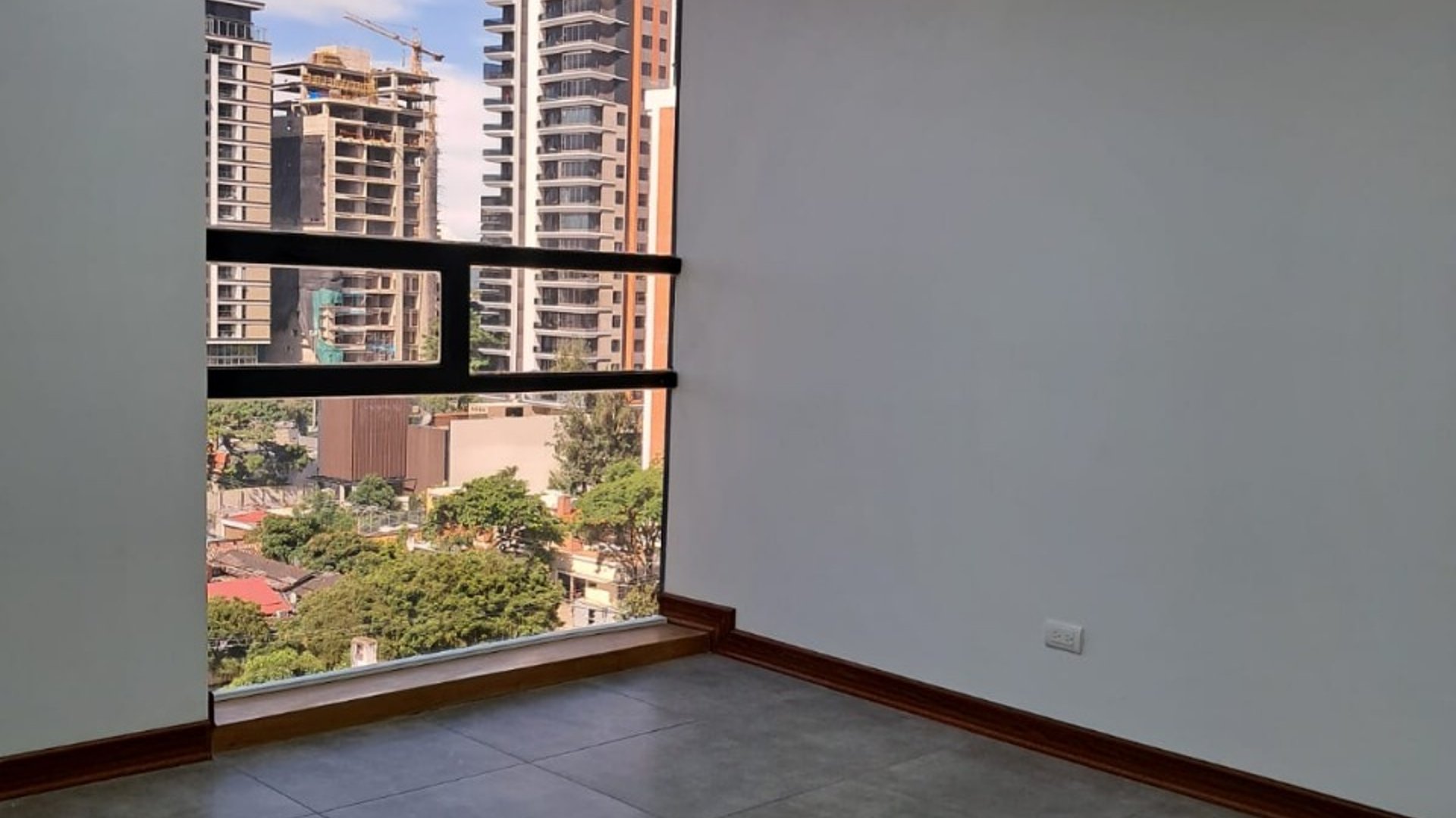 Oficina en Renta en Edificio Centro Empresarial, zona 10 - Miniatura 3
