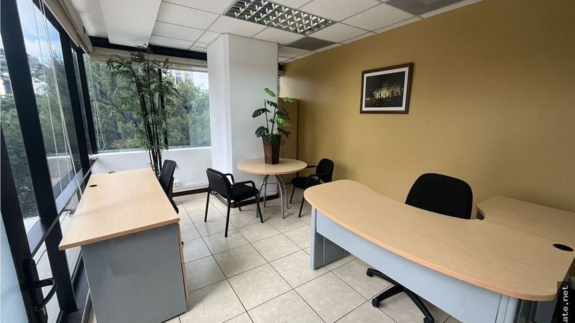 OFICINA AMUEBLADA EN ALQUILER – DESIGN CENTER, ZONA 10 | - Miniatura 8