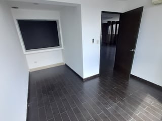 Oficina en Torino 1 Zona 10 | Nivel alto y espacios amplios - Image 12