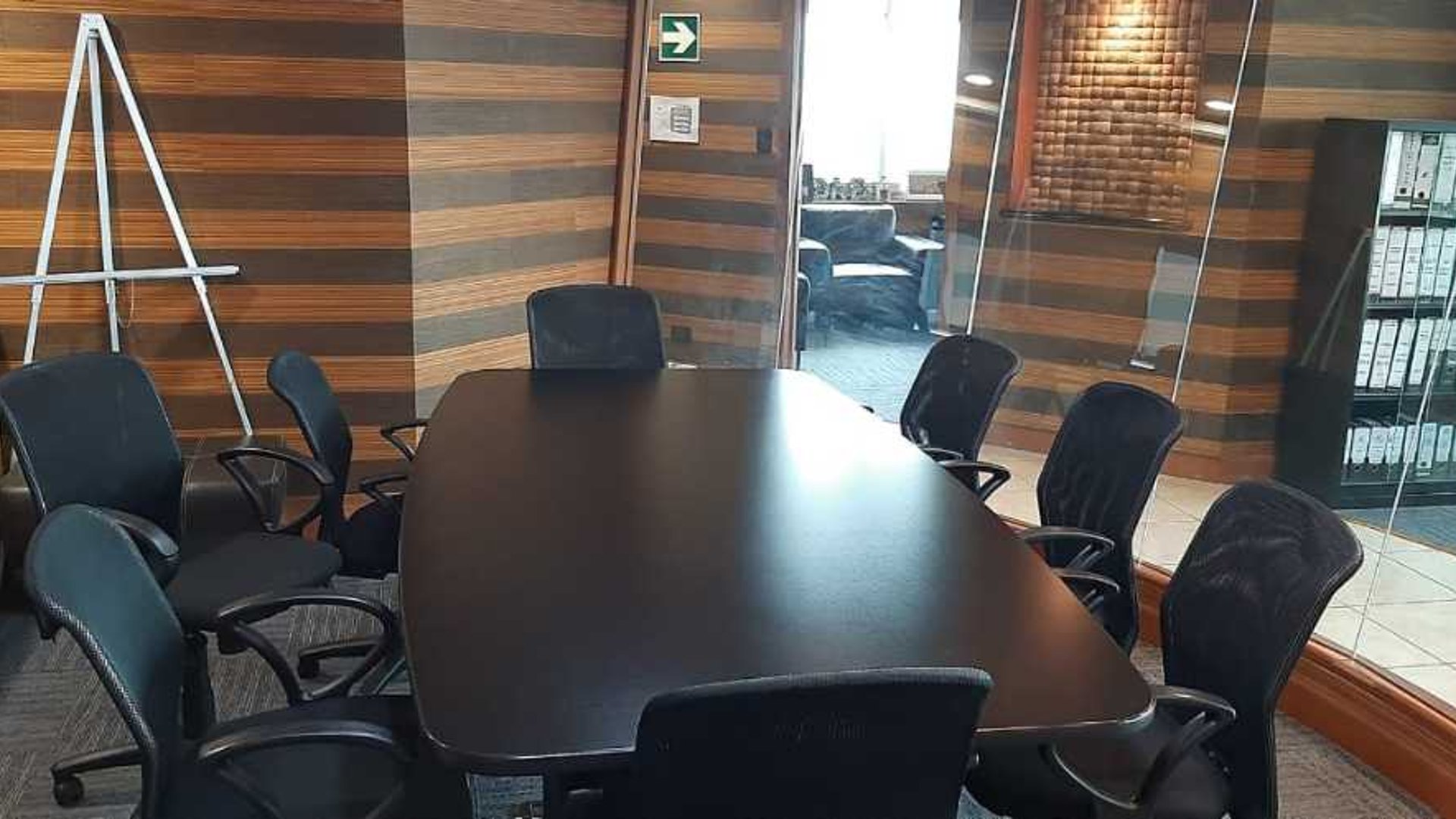 Vendo o Rento amplias oficinas Edif Avante Zona 15 - Miniatura 8