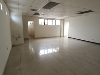 Oficina en renta en zona 9 edificio Heralso - 5