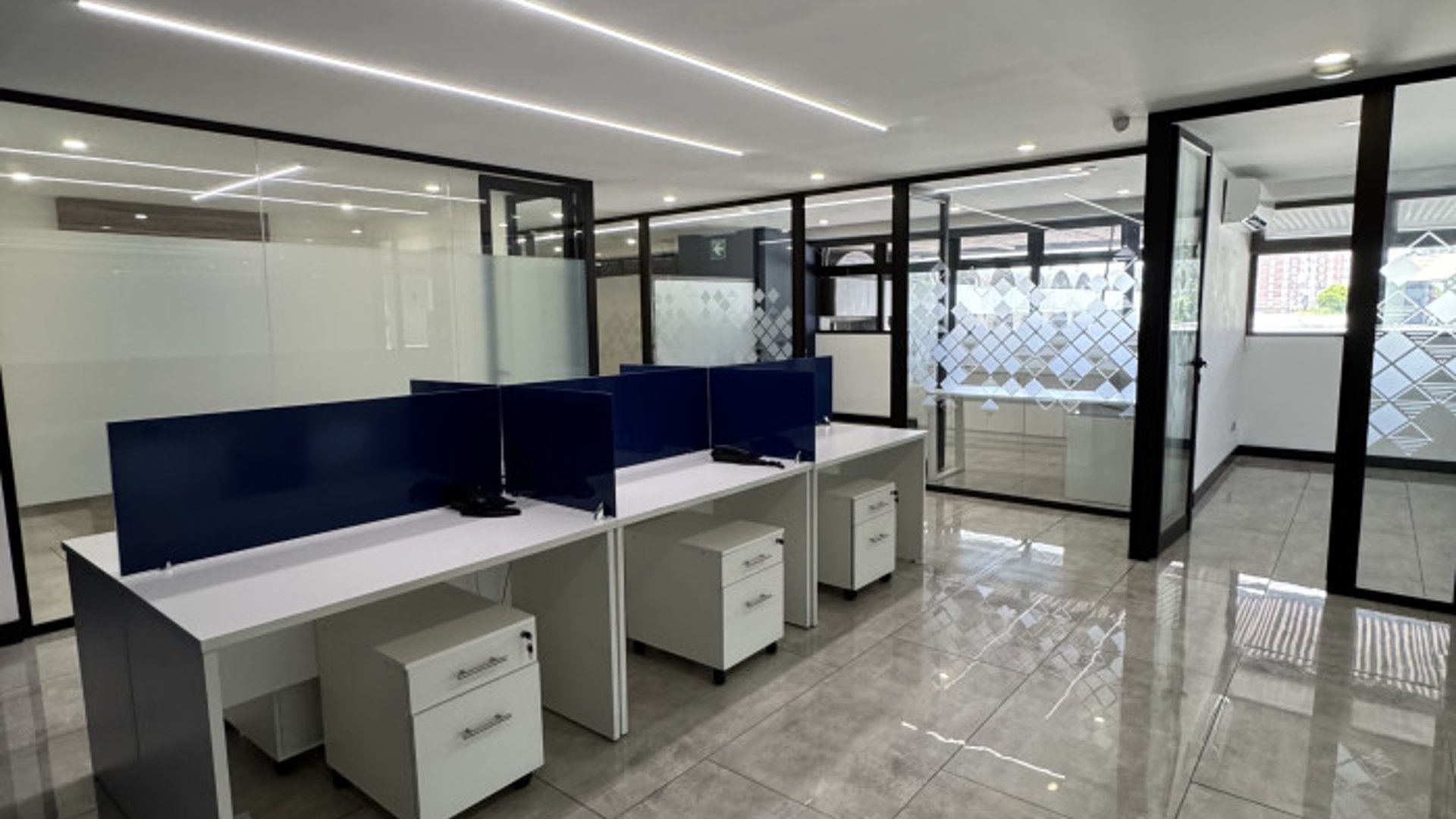 Oficina Comercial en Renta Geminis zona 10 - Miniatura 2