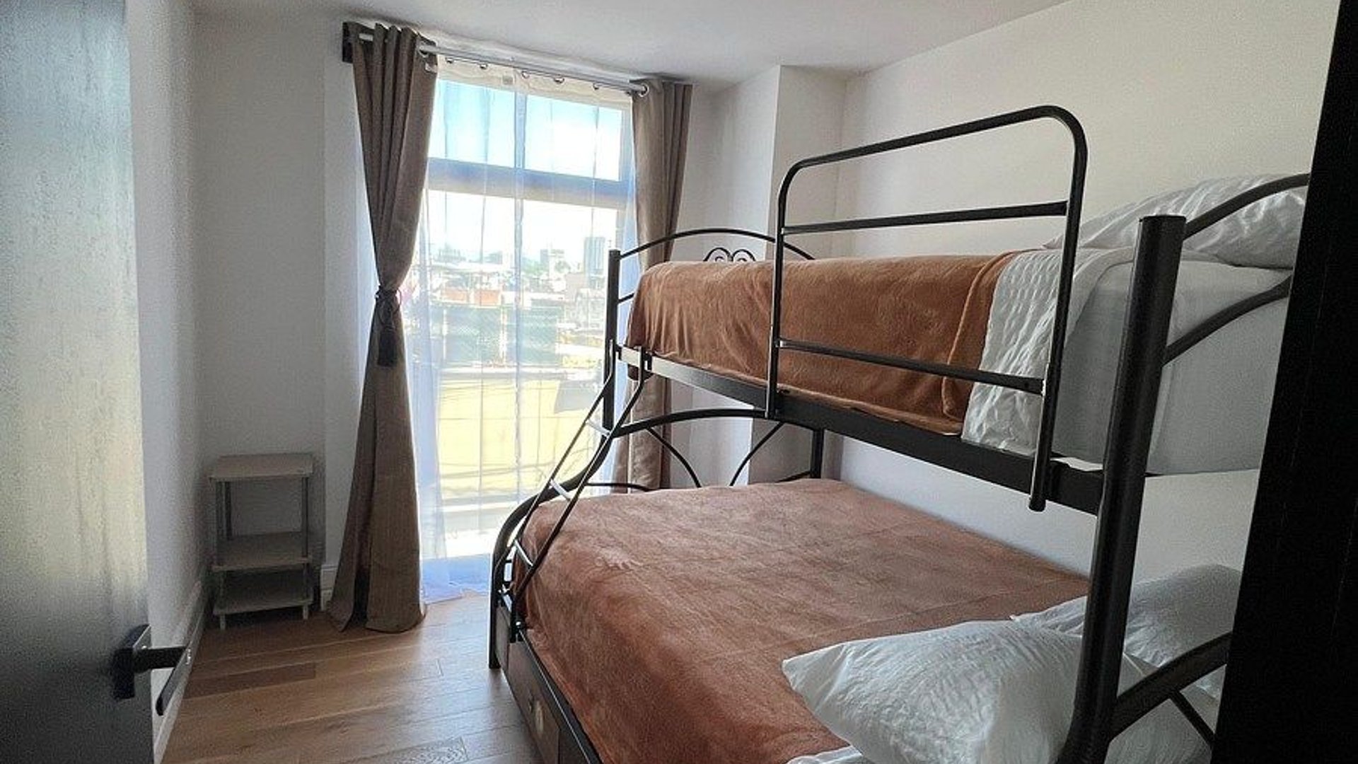 Apartamento en Renta - Céntrico Zona 5 Torre 3 - Miniatura 3