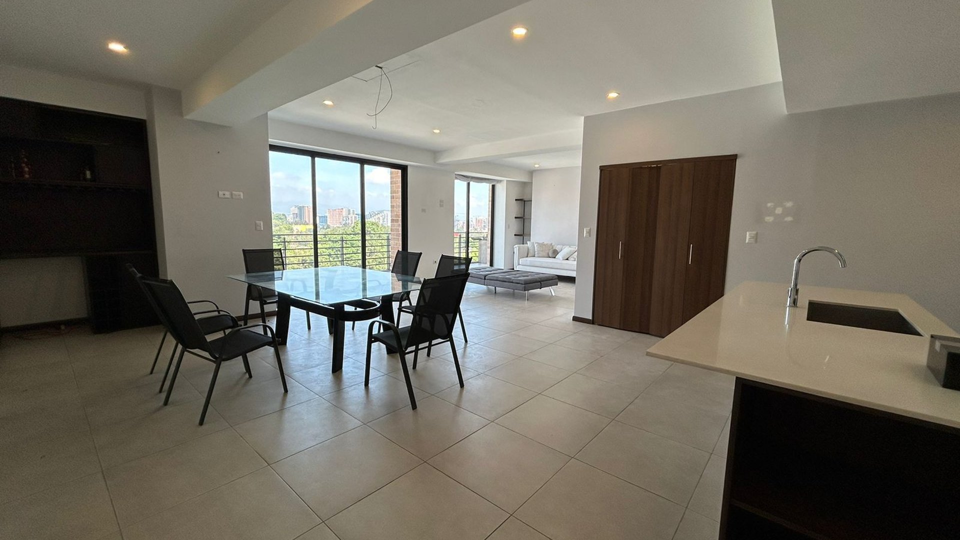 Vendo lindo apartamento en Edificio Mira zona 10