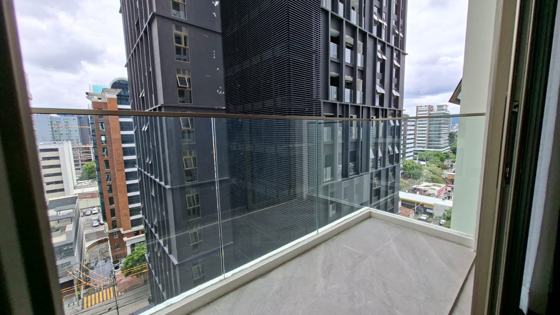 Moderno Apartamento a Estrenar en Renta, Zona 10 | Nivel 10 - Miniatura 4