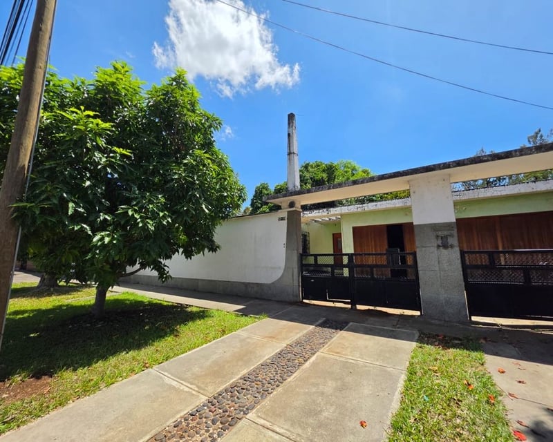 Venta de terreno para demoler o remodelar Zona 12 El Carmen (B)