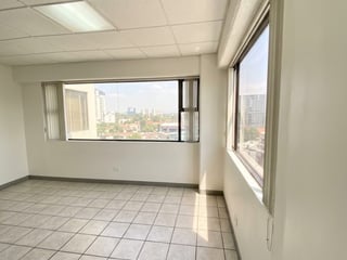 Oficina venta con 2 parqueos 20 calle Zona 10 - 3