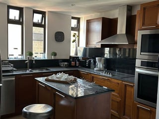 Apartamento Amueblado en Venta en Zona 10 – Nivel Alto con Amplio Balcón - 3