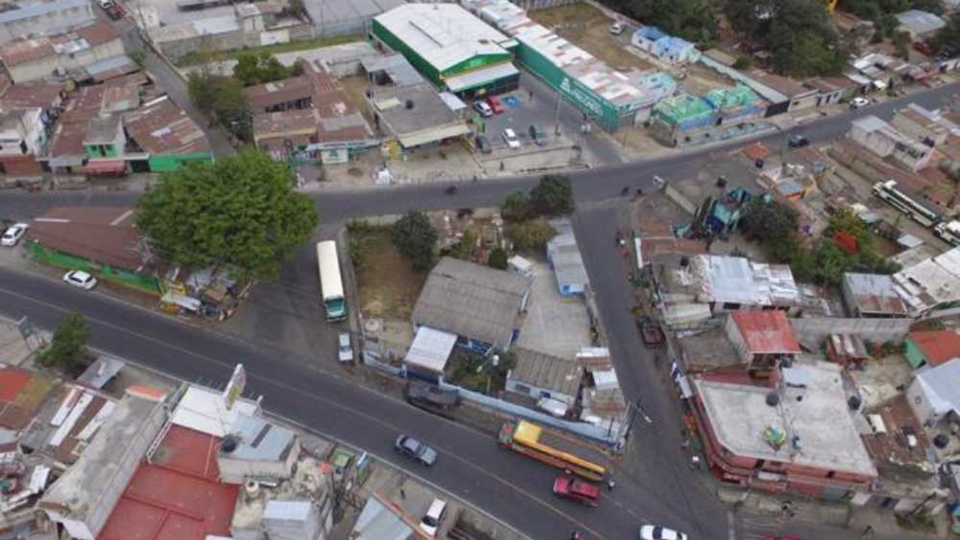 Inversionistas vendo propiedad en Bárcenas - Miniatura 3