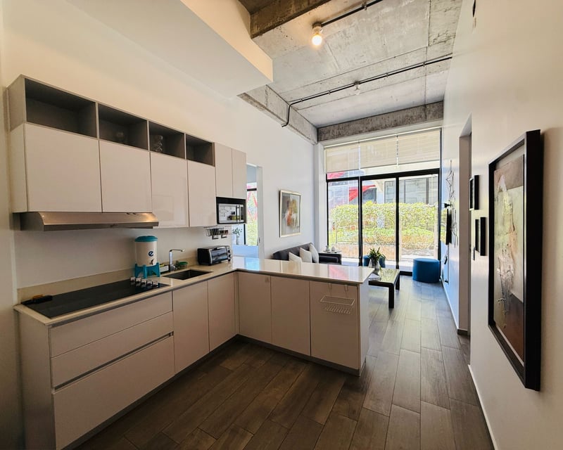 VENTA DE MODERNO APARTAMENTO DE PRIMER NIVEL - SHIFT CAYALÁ, ZONA 16