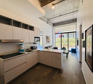 VENTA DE MODERNO APARTAMENTO DE PRIMER NIVEL - SHIFT CAYALÁ, ZONA 16