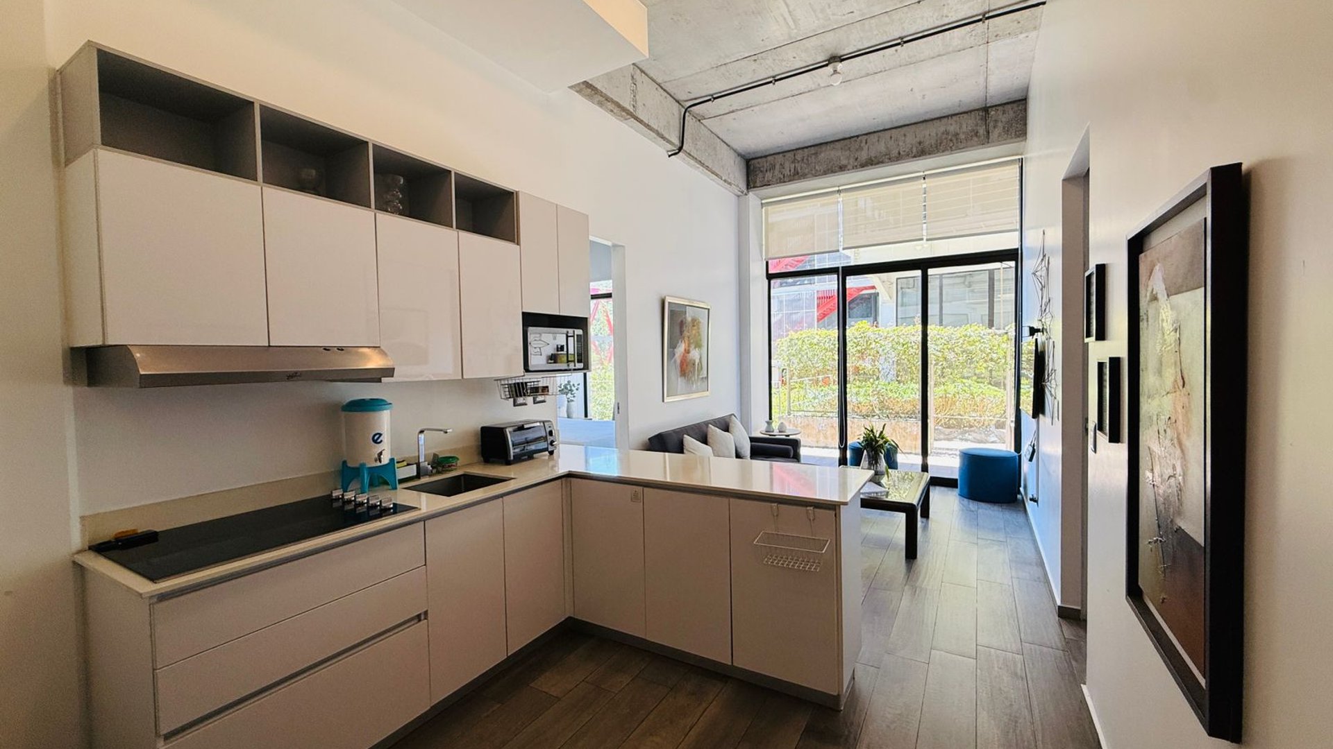 VENTA DE MODERNO APARTAMENTO DE PRIMER NIVEL - SHIFT CAYALÁ, ZONA 16