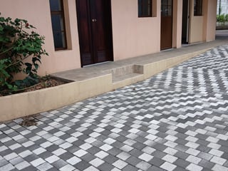 Venta de Casa en área comercial de la zona 13 Pamplona - Image 2