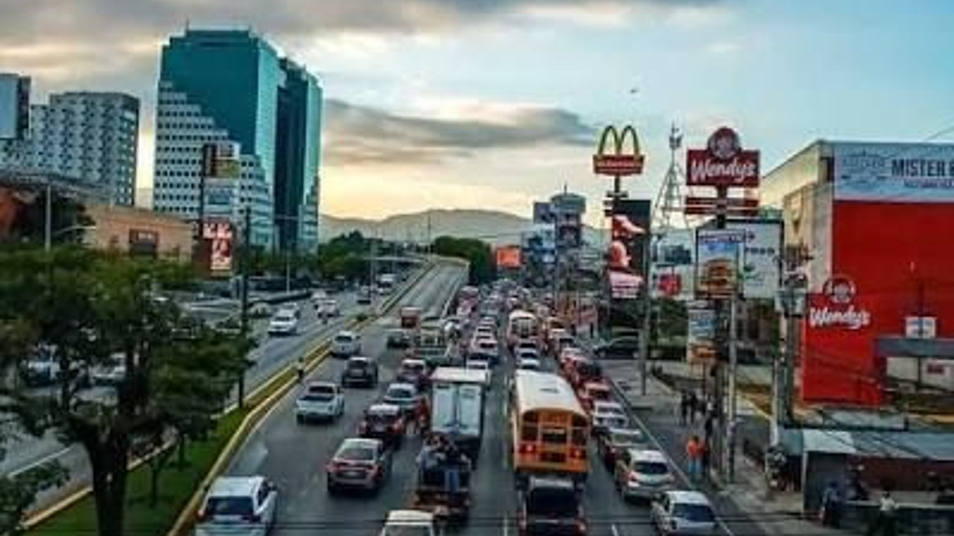 Propiedad con Bodegas y Oficinas en Venta – Terreno industrial y comercial en ve