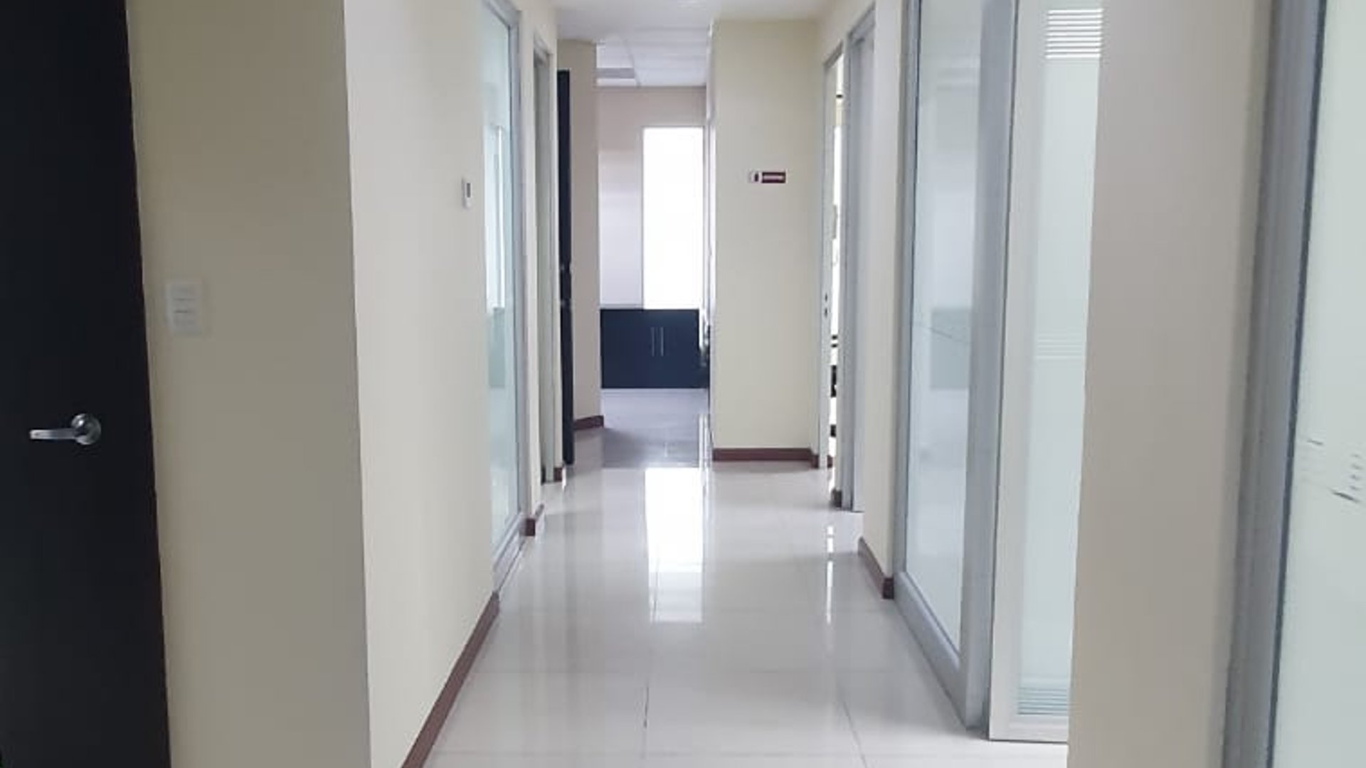 EN RENTA AMPLIA OFICINA 205 MTS ZONA 10 REFORMA 10 - Miniatura 7