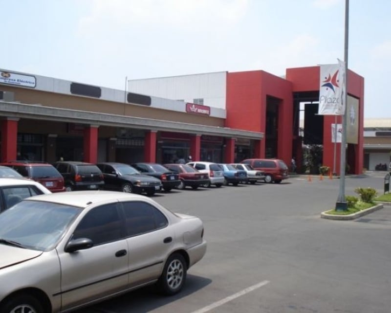 Se renta local en centro comercial en Villa Nueva