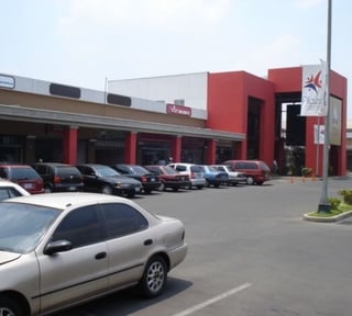 Se renta local en centro comercial en Villa Nueva