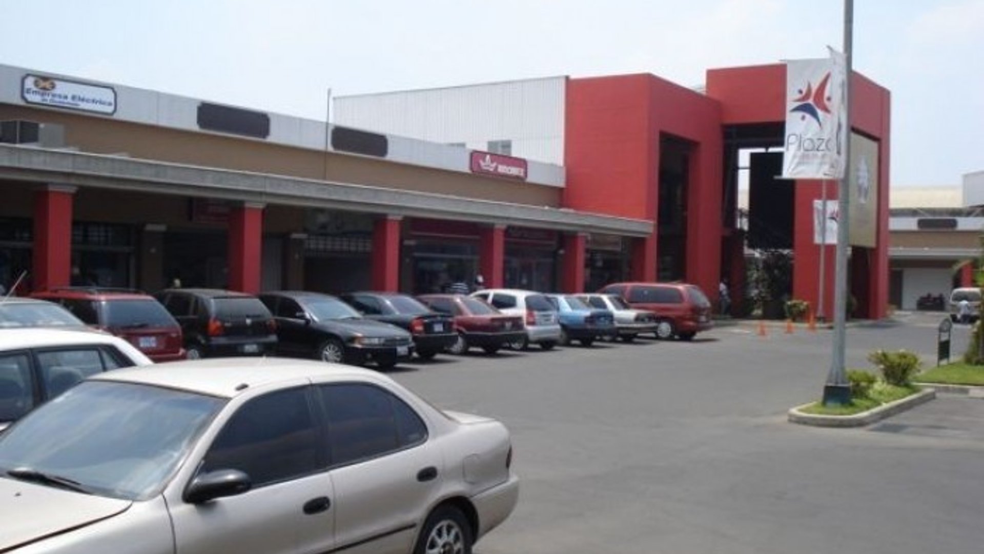 Se renta local en centro comercial en Villa Nueva