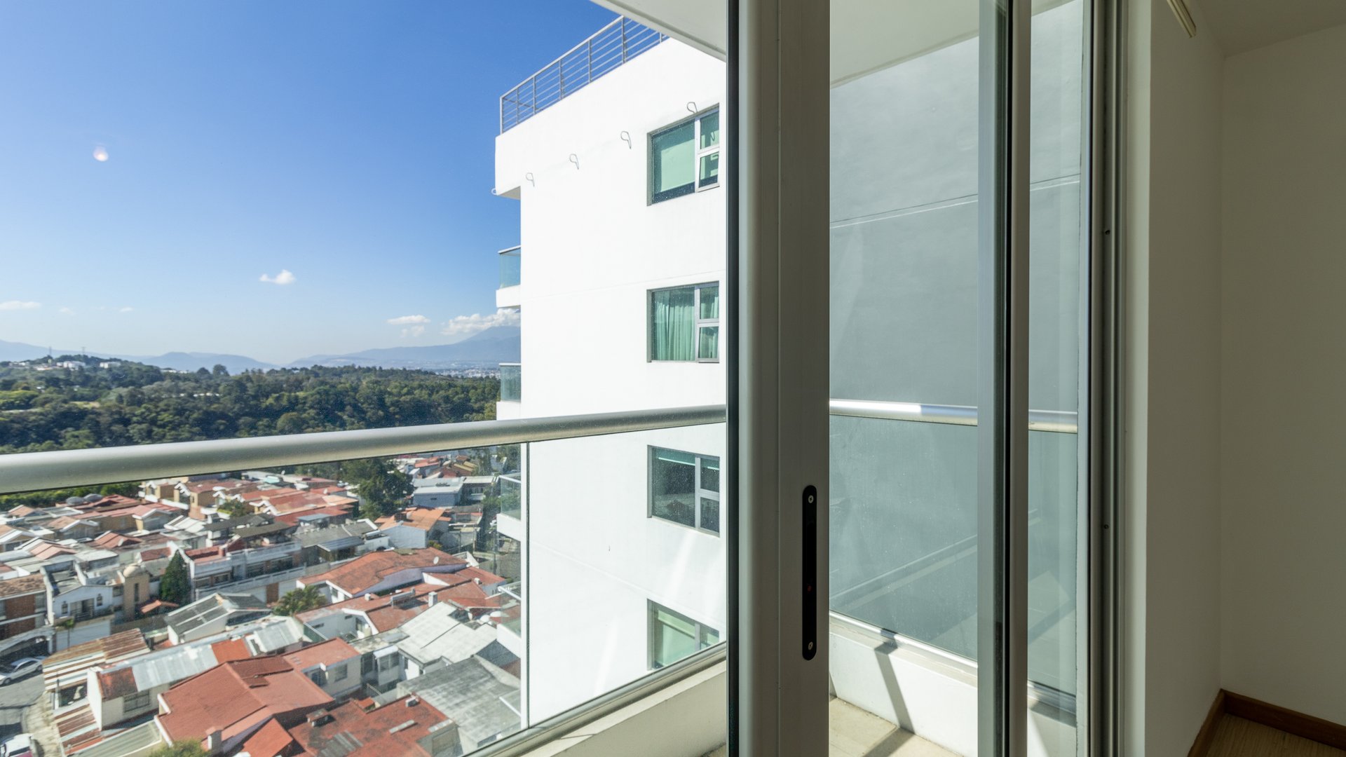 Vendo Apartamento en Edificio Condado La Villa, Zona 14