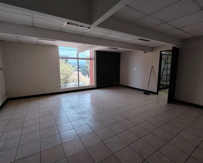 Alquilo amplia Oficina en edificio 74 en zona 9 Ref-4769