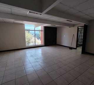 Alquilo amplia Oficina en edificio 74 en zona 9 Ref-4769