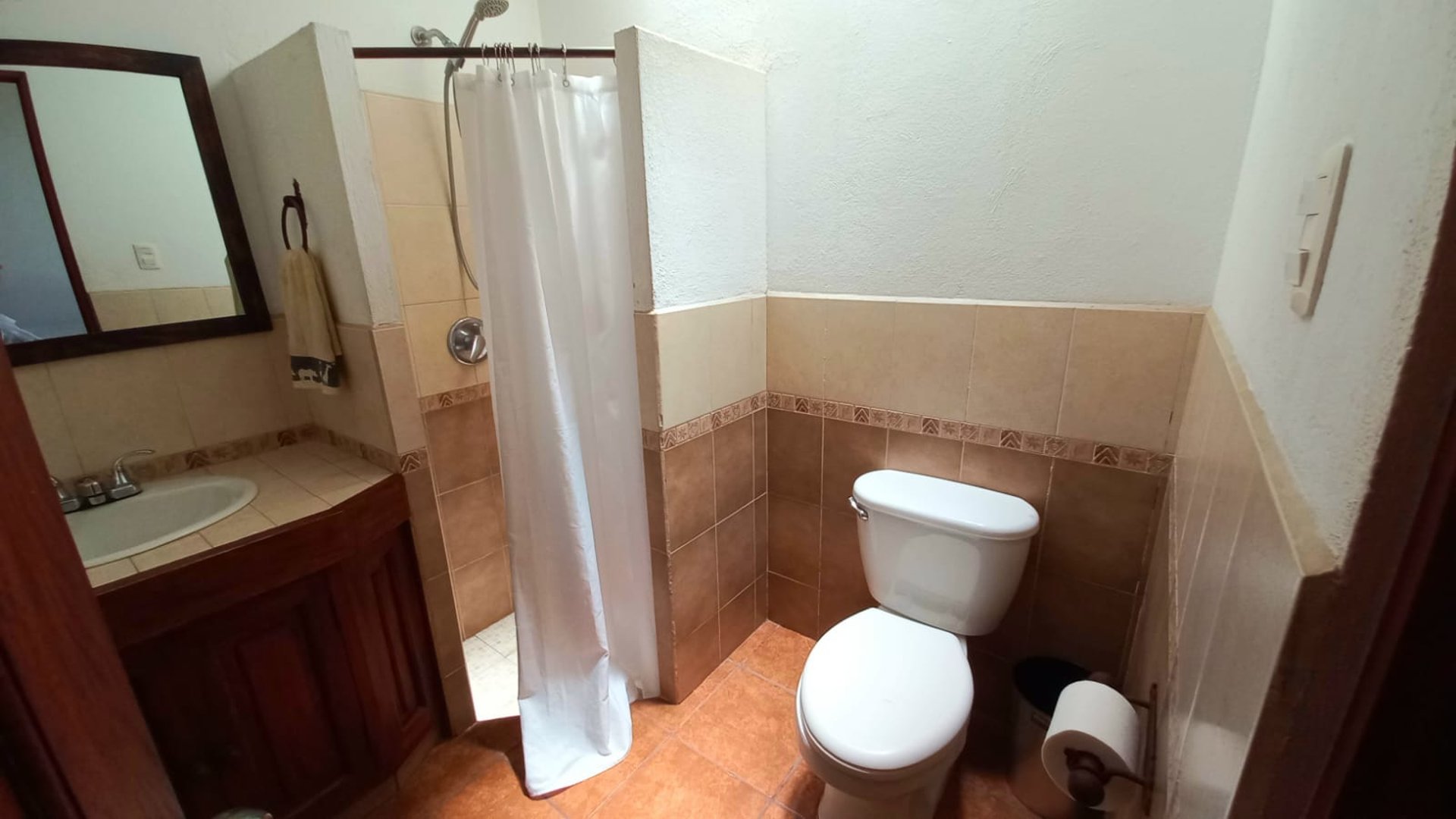 HERMOSA CASA EN RENTA DENTRO DE CONDOMINIO EN JOCOTENANGO.  - Miniatura 3