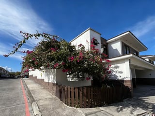 Venta de bonita casa de esquina en Condominio Luminela | Villa Nueva - Image 1