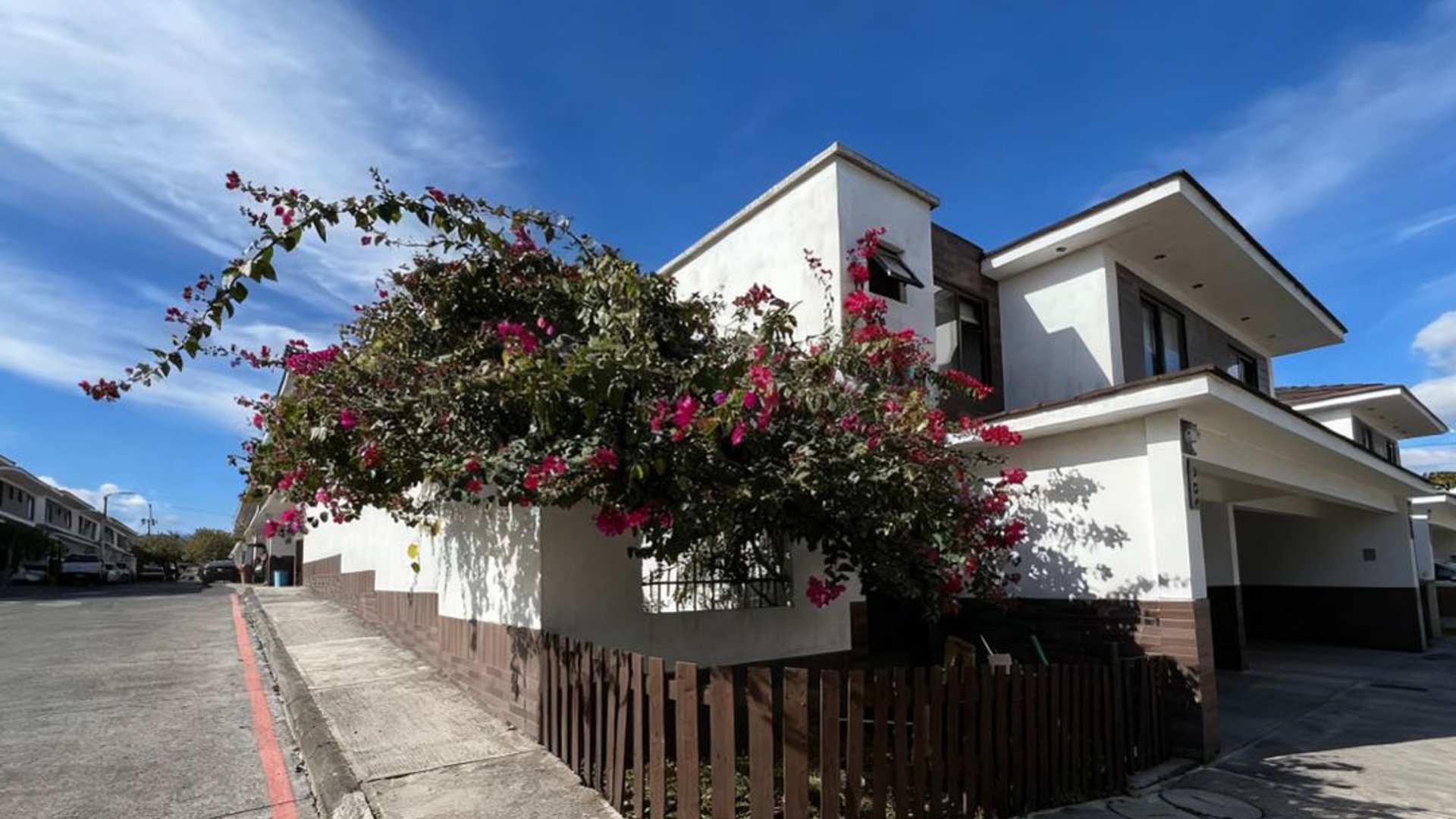 Venta de bonita casa de esquina en Condominio Luminela | Villa Nueva