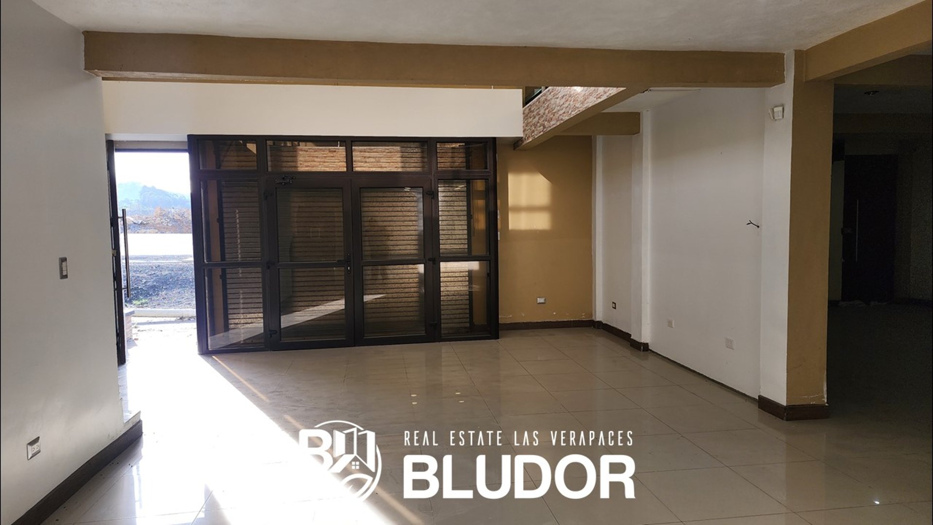 Santa Cruz Verapaz – Edificio Comercial a Orilla de Ruta - Miniatura 3
