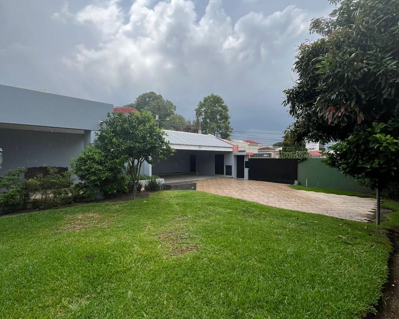 Casa grande en venta La Montaña zona 16