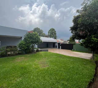 Casa grande en venta La Montaña zona 16