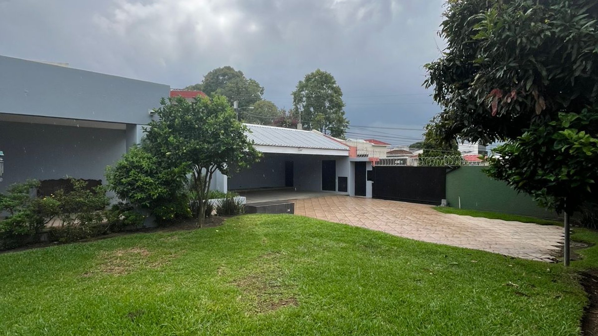 Casa grande en venta La Montaña zona 16