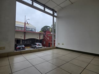 Local Comercial en  RENTA en Avenida Las Americas Z.13 - 2